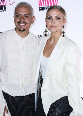 Aktör Evan Ross ve şarkıcı Ashlee Simpson Ross, 18 Haziran 2021 'de Hyde Sunset Kitchen + Cocktails' de düzenlenen UOMA Güzellik Gururu Ayı ve Juneteenth Kutlama Gecesine geldiler..