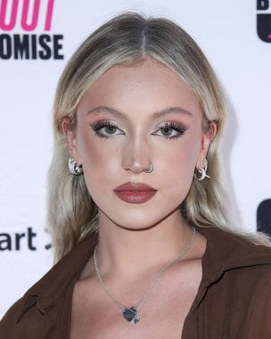 Riley Hubatka, 18 Haziran 2021 'de Hyde Sunset Kitchen + Cocktails' da düzenlenen UOMA Güzellik Gururu Ayı ve Haziran Kutlama Açılışı etkinliğine katılıyor..