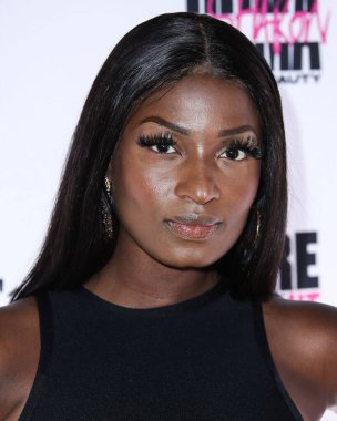 Lisa Yaro, 18 Haziran 2021 'de Hyde Sunset Kitchen + Cocktails' da düzenlenen UOMA Güzellik Gururu Ayı ve Haziran Kutlama Açılışı etkinliğine katılıyor..