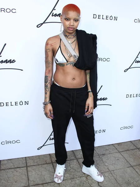 Model Slick Woods Simone Thompson Φτάνει Στην Επίδειξη Μόδας Lionne — Φωτογραφία Αρχείου