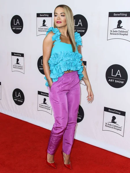 歌手丽塔 奥拉出席了2021年7月29日在美国加利福尼亚州洛杉矶会议中心举行的第26届洛杉矶年度艺术展开幕式 — 图库照片