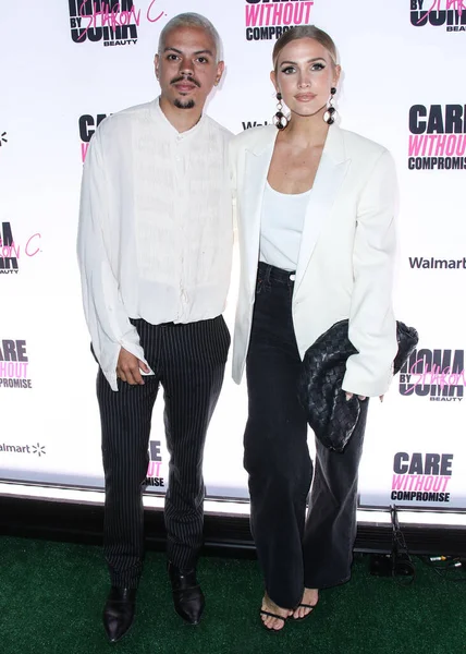 Aktör Evan Ross ve şarkıcı Ashlee Simpson Ross, 18 Haziran 2021 'de Hyde Sunset Kitchen + Cocktails' de düzenlenen UOMA Güzellik Gururu Ayı ve Juneteenth Kutlama Gecesine geldiler..