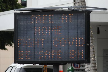 Bir Caltrans Değişken Mesaj İşareti (CMS) N Canon Drive yakınlarındaki N Santa Monica Bulvarı 'nda sürücüleri, 31 Mart 2020' de Coronavirus COVID-19 adlı romanla savaşmak için evlerinde kalmaları, yemek yemeleri ve 2 metre mesafe kullanmaları konusunda uyardı.
