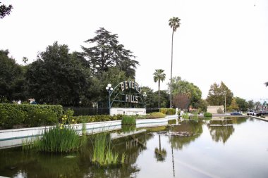 Beverly Gardens Park 'taki Beverly Hills tabelasının 31 Mart 2020' de Beverly Hills, Los Angeles, Kaliforniya, ABD 'deki 9390 N Santa Monica Bulvarı' ndaki görüntüsü. Los Angeles 'ta Coronavirus COVID-19 salgınının ortasında. 
