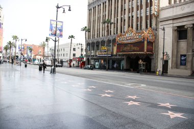  Hollywood Bulvarı Şöhretler Yolu ve El Capitan Tiyatrosu 31 Mart 2020 'de Hollywood, Los Angeles, Kaliforniya, ABD' de. Los Angeles turizm ve eğlence sektörleri Coronavirus COVID-19 salgını nedeniyle geçici olarak kapatıldı