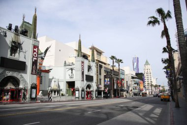 TCL Çin Tiyatrosu IMAX, Dolby Tiyatrosu ve Hollywood Bulvarı Şöhretler Yolu 'nun 31 Mart 2020' de Hollywood, Los Angeles, Kaliforniya, ABD 'de bir görüntüsü. Los Angeles turizm ve eğlence sektörleri geçici olarak kapatıldı 