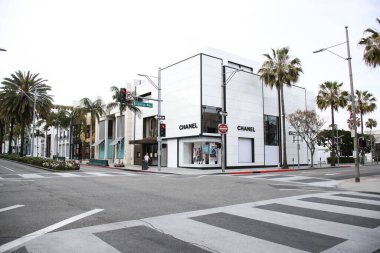 31 Mart 2020 'de Beverly Hills, Los Angeles, Kaliforniya' daki Chanel Beverly Hills Rodeo Drive mağazasının manzarası. Los Angeles turizm ve eğlence sektörleri Coronavirus COVID-19 salgını nedeniyle geçici olarak kapatıldı 