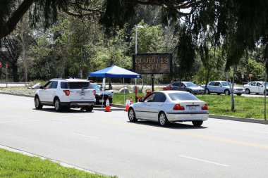 26 Mart 2020 'de Pacoima, Los Angeles, Kaliforniya' da Hansen Baraj Parkı 'ndaki Coronavirus COVID-19 test merkezinin girişine giden arabalar kuyruktadır. ABD 'nin en kalabalık eyaleti olan Kaliforniya, salgın sırasında en çok etkilenenlerden biri oldu.. 