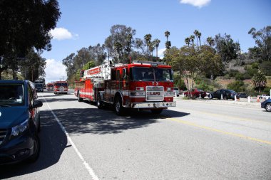 Los Angeles İtfaiye Departmanı (LAFD) itfaiye ekipleri 26 Mart 2020 'de Elysian Park, Los Angeles, Kaliforniya, ABD' de bulunan Elysian Park, Los Angeles, ABD 'deki 1700 Stadyumu' ndaki Frank Hotchkin Memorial Training Center 'daki Coronavirus COVID-19 test bölgesini geçtiler.