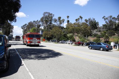Los Angeles İtfaiye Departmanı (LAFD) itfaiye ekipleri 26 Mart 2020 'de Elysian Park, Los Angeles, Kaliforniya, ABD' de bulunan Elysian Park, Los Angeles, ABD 'deki 1700 Stadyumu' ndaki Frank Hotchkin Memorial Training Center 'daki Coronavirus COVID-19 test bölgesini geçtiler.