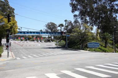 26 Mart 2020 'de Elysian Park, Los Angeles' taki Elysian Park 'ta meydana gelen Coronavirus COVID-19 salgını nedeniyle ertelenen Beyzbol Ligi açılış gününde Dodger Stadyumu' nun dış görünüşü.