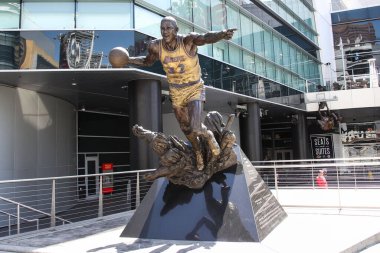 STAPLES Center, koronavirüs COVID-19 salgınının ortasında geçici olarak kapatıldı. Hem Los Angeles Belediye Başkanı Eric Garcetti 'nin hem de California Valisi Gavin Newsom' ın 19 Mart 2020 'de eyalet düzeyinde verdiği' Evde Daha Güvenli 'emri sonrasında.