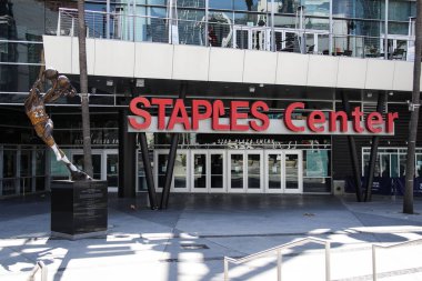 STAPLES Center, koronavirüs COVID-19 salgınının ortasında geçici olarak kapatıldı. Hem Los Angeles Belediye Başkanı Eric Garcetti 'nin hem de California Valisi Gavin Newsom' ın 19 Mart 2020 'de eyalet düzeyinde verdiği' Evde Daha Güvenli 'emri sonrasında.