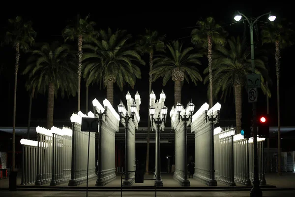 2020年3月28日に米国カリフォルニア州ロサンゼルスのミラクル マイルで開催された5905 Wilshire Blvdのロサンゼルス郡美術館外に設置された アーバン ライト 街路灯の外観 — ストック写真