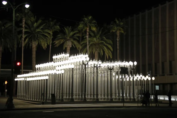 2020年3月28日に米国カリフォルニア州ロサンゼルスのミラクル マイルで開催された5905 Wilshire Blvdのロサンゼルス郡美術館外に設置された アーバン ライト 街路灯の外観 — ストック写真
