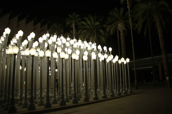 2020年3月28日 位于美国加利福尼亚州洛杉矶奇迹城威尔郡大街5905号洛杉矶县艺术博物馆外的 城市照明 街灯安装外部视图 — 图库照片