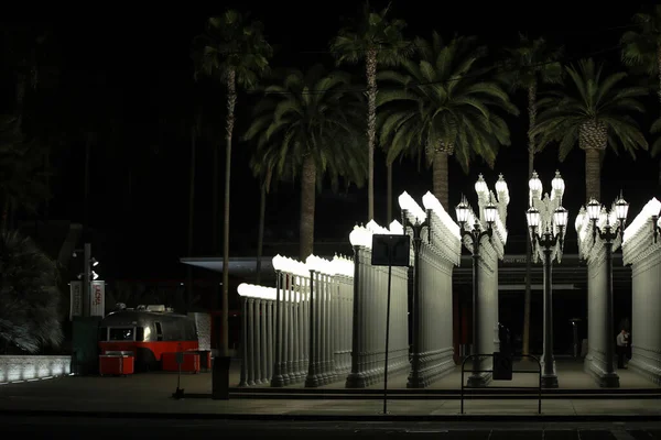 2020年3月28日 位于美国加利福尼亚州洛杉矶奇迹城威尔郡大街5905号洛杉矶县艺术博物馆外的 城市照明 街灯安装外部视图 — 图库照片