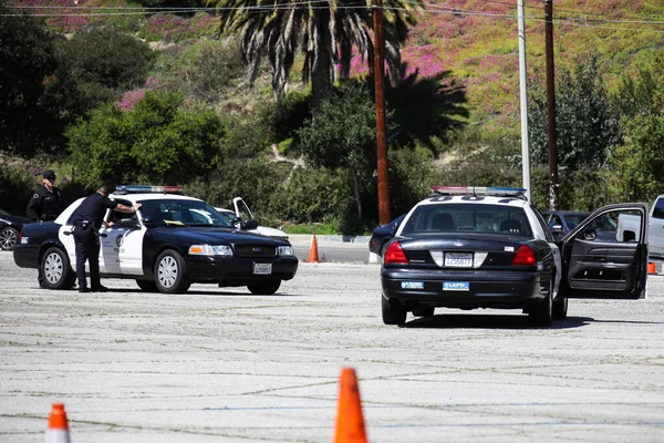 Los Angeles Polis Departmanı (LAPD) memurları, 26 Mart 2020 'de Elysian Park, Los Angeles, Kaliforniya, ABD' de bulunan Elysian Park 'taki Frank Hotchkin Memorial Eğitim Merkezi' nde (FHMTC) Coronavirus COVID-19 test sahasında. 