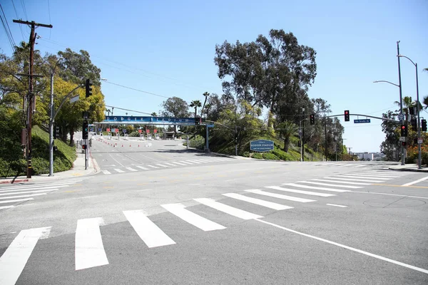2020年3月26日にロサンゼルスのエリジアンパークで開催されたコロナウイルスCovid 19パンデミックにより延期されたメジャーリーグ野球の開幕日であることを意味するドジャースタジアムへのVin Scarly Avenue ゲートA 入り口の外観 — ストック写真