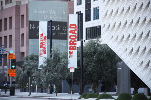 Музей Broad, временно закрытый на фоне пандемического коронавируса COVID-19 после приказа "Безопаснее дома", изданного мэром Лос-Анджелеса Эриком Гарсетти на уровне округа и губернатором Калифорнии Гавином Ньюсом на уровне штата 19 марта 2020 года