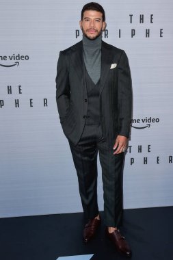 İspanyol aktör Alex Hernandez, 11 Ekim 2022 'de Ace Hotel' deki The Theatre at Ace Hotel 'de düzenlenen Amazon Prime Video' nun Los Angeles prömiyerine geldi.. 