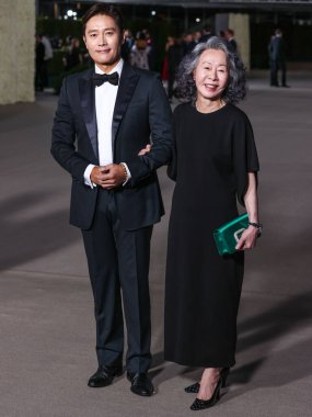 Lee Byung-hun ve Youn Yuh-jung, 15 Ekim 2022 'de Los Angeles, Kaliforniya, ABD' de bulunan Akademi Sinema Filmleri Müzesi 'nde Rolex tarafından sunulan 2..