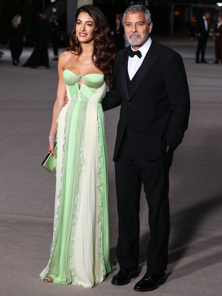 Амаль Аламуддин Клуни и его муж Джордж Клуни прибывают в Музей кинокартин во второй ежегодной церемонии вручения премий от Rolex в Музее киноакадемии 15 октября 2022 года в Лос-Анджелесе, штат Калифорния, США.