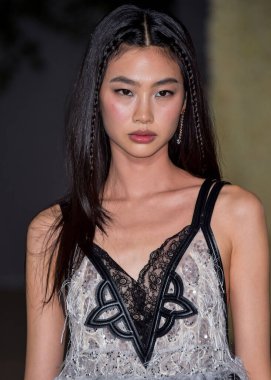 Hoyeon Jung, 15 Ekim 2022 'de ABD' nin Kaliforniya eyaletinin Los Angeles kentinde bulunan Akademi Sinema Filmleri Müzesi 'nde Rolex tarafından sunulan 2.. 