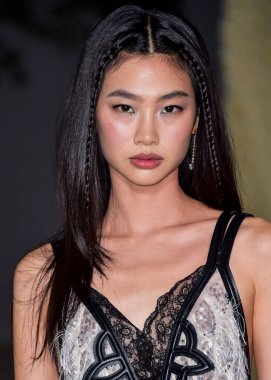 Hoyeon Jung, 15 Ekim 2022 'de ABD' nin Kaliforniya eyaletinin Los Angeles kentinde bulunan Akademi Sinema Filmleri Müzesi 'nde Rolex tarafından sunulan 2.. 