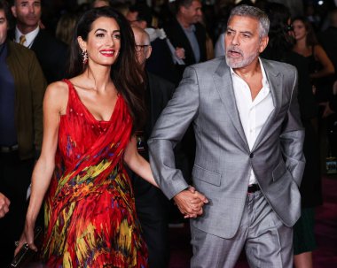 Alexander McQueen elbisesi giyen Amal Alamuddin Clooney ve kocası / Amerikalı aktör ve film yapımcısı George Clooney, 17 Ekim 2022 'de ABD' nin Los Angeles kentinde bulunan Universal Pictures 'Ticket to Paradise' ın galasına geldiler..