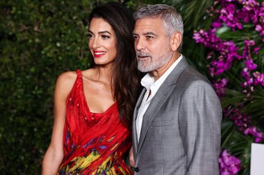 Alexander McQueen elbisesi giyen Amal Alamuddin Clooney ve kocası / Amerikalı aktör ve film yapımcısı George Clooney, 17 Ekim 2022 'de ABD' nin Los Angeles kentinde bulunan Universal Pictures 'Ticket to Paradise' ın galasına geldiler..