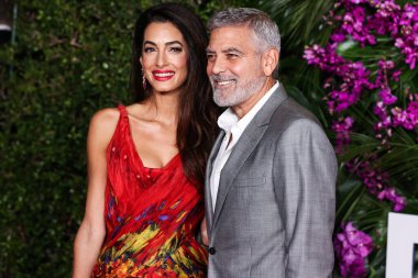 Alexander McQueen elbisesi giyen Amal Alamuddin Clooney ve kocası / Amerikalı aktör ve film yapımcısı George Clooney, 17 Ekim 2022 'de ABD' nin Los Angeles kentinde bulunan Universal Pictures 'Ticket to Paradise' ın galasına geldiler..