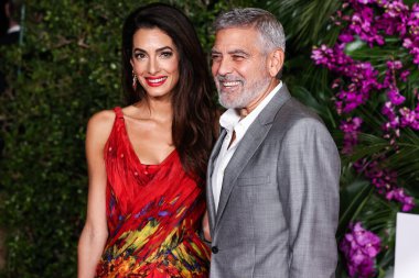 Alexander McQueen elbisesi giyen Amal Alamuddin Clooney ve kocası / Amerikalı aktör ve film yapımcısı George Clooney, 17 Ekim 2022 'de ABD' nin Los Angeles kentinde bulunan Universal Pictures 'Ticket to Paradise' ın galasına geldiler..