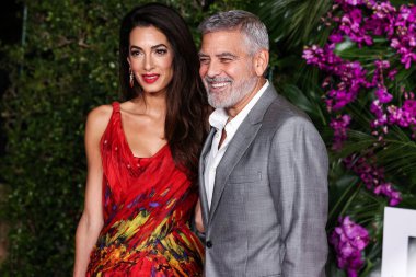Alexander McQueen elbisesi giyen Amal Alamuddin Clooney ve kocası / Amerikalı aktör ve film yapımcısı George Clooney, 17 Ekim 2022 'de ABD' nin Los Angeles kentinde bulunan Universal Pictures 'Ticket to Paradise' ın galasına geldiler..