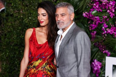 Alexander McQueen elbisesi giyen Amal Alamuddin Clooney ve kocası / Amerikalı aktör ve film yapımcısı George Clooney, 17 Ekim 2022 'de ABD' nin Los Angeles kentinde bulunan Universal Pictures 'Ticket to Paradise' ın galasına geldiler..