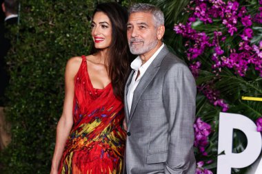 Alexander McQueen elbisesi giyen Amal Alamuddin Clooney ve kocası / Amerikalı aktör ve film yapımcısı George Clooney, 17 Ekim 2022 'de ABD' nin Los Angeles kentinde bulunan Universal Pictures 'Ticket to Paradise' ın galasına geldiler..