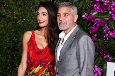 Alexander McQueen elbisesi giyen Amal Alamuddin Clooney ve kocası / Amerikalı aktör ve film yapımcısı George Clooney, 17 Ekim 2022 'de ABD' nin Los Angeles kentinde bulunan Universal Pictures 'Ticket to Paradise' ın galasına geldiler..