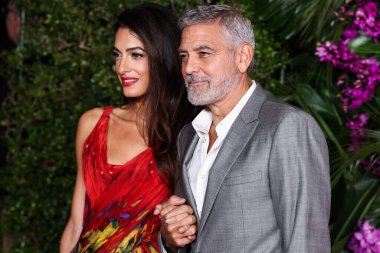 Alexander McQueen elbisesi giyen Amal Alamuddin Clooney ve kocası / Amerikalı aktör ve film yapımcısı George Clooney, 17 Ekim 2022 'de ABD' nin Los Angeles kentinde bulunan Universal Pictures 'Ticket to Paradise' ın galasına geldiler..
