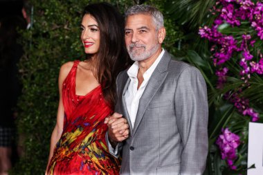 Alexander McQueen elbisesi giyen Amal Alamuddin Clooney ve kocası / Amerikalı aktör ve film yapımcısı George Clooney, 17 Ekim 2022 'de ABD' nin Los Angeles kentinde bulunan Universal Pictures 'Ticket to Paradise' ın galasına geldiler..