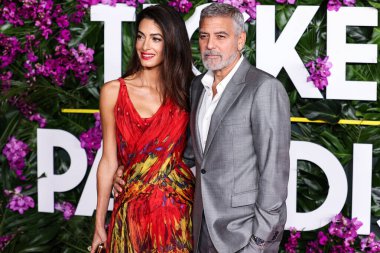 Alexander McQueen elbisesi giyen Amal Alamuddin Clooney ve kocası / Amerikalı aktör ve film yapımcısı George Clooney, 17 Ekim 2022 'de ABD' nin Los Angeles kentinde bulunan Universal Pictures 'Ticket to Paradise' ın galasına geldiler..