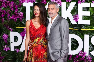 Alexander McQueen elbisesi giyen Amal Alamuddin Clooney ve kocası / Amerikalı aktör ve film yapımcısı George Clooney, 17 Ekim 2022 'de ABD' nin Los Angeles kentinde bulunan Universal Pictures 'Ticket to Paradise' ın galasına geldiler..