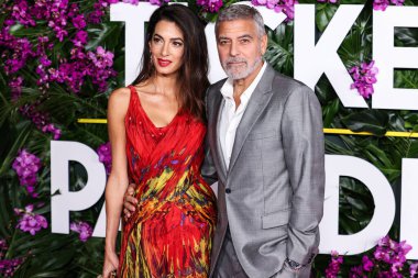 Alexander McQueen elbisesi giyen Amal Alamuddin Clooney ve kocası / Amerikalı aktör ve film yapımcısı George Clooney, 17 Ekim 2022 'de ABD' nin Los Angeles kentinde bulunan Universal Pictures 'Ticket to Paradise' ın galasına geldiler..