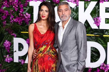 Alexander McQueen elbisesi giyen Amal Alamuddin Clooney ve kocası / Amerikalı aktör ve film yapımcısı George Clooney, 17 Ekim 2022 'de ABD' nin Los Angeles kentinde bulunan Universal Pictures 'Ticket to Paradise' ın galasına geldiler..