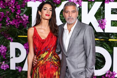 Alexander McQueen elbisesi giyen Amal Alamuddin Clooney ve kocası / Amerikalı aktör ve film yapımcısı George Clooney, 17 Ekim 2022 'de ABD' nin Los Angeles kentinde bulunan Universal Pictures 'Ticket to Paradise' ın galasına geldiler..