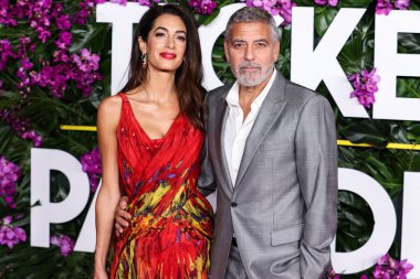 Alexander McQueen elbisesi giyen Amal Alamuddin Clooney ve kocası / Amerikalı aktör ve film yapımcısı George Clooney, 17 Ekim 2022 'de ABD' nin Los Angeles kentinde bulunan Universal Pictures 'Ticket to Paradise' ın galasına geldiler..