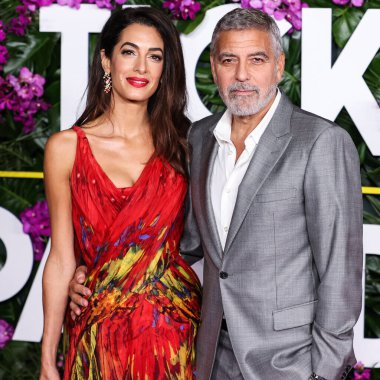Alexander McQueen elbisesi giyen Amal Alamuddin Clooney ve kocası / Amerikalı aktör ve film yapımcısı George Clooney, 17 Ekim 2022 'de ABD' nin Los Angeles kentinde bulunan Universal Pictures 'Ticket to Paradise' ın galasına geldiler..