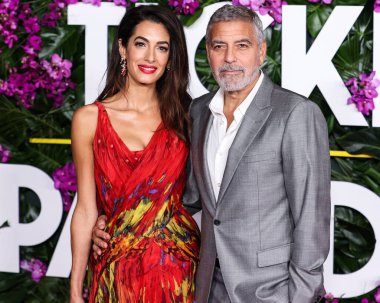 Alexander McQueen elbisesi giyen Amal Alamuddin Clooney ve kocası / Amerikalı aktör ve film yapımcısı George Clooney, 17 Ekim 2022 'de ABD' nin Los Angeles kentinde bulunan Universal Pictures 'Ticket to Paradise' ın galasına geldiler..