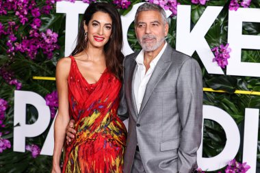 Alexander McQueen elbisesi giyen Amal Alamuddin Clooney ve kocası / Amerikalı aktör ve film yapımcısı George Clooney, 17 Ekim 2022 'de ABD' nin Los Angeles kentinde bulunan Universal Pictures 'Ticket to Paradise' ın galasına geldiler..