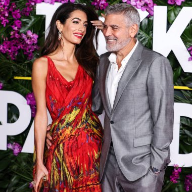 Alexander McQueen elbisesi giyen Amal Alamuddin Clooney ve kocası / Amerikalı aktör ve film yapımcısı George Clooney, 17 Ekim 2022 'de ABD' nin Los Angeles kentinde bulunan Universal Pictures 'Ticket to Paradise' ın galasına geldiler..