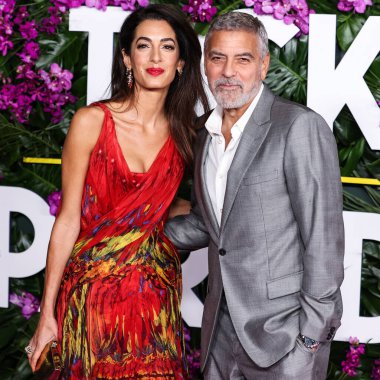 Alexander McQueen elbisesi giyen Amal Alamuddin Clooney ve kocası / Amerikalı aktör ve film yapımcısı George Clooney, 17 Ekim 2022 'de ABD' nin Los Angeles kentinde bulunan Universal Pictures 'Ticket to Paradise' ın galasına geldiler..